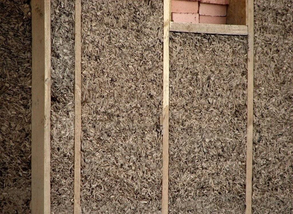 Преимущества использования древесной щепы в строительстве: теплоизоляция и звукоизоляция